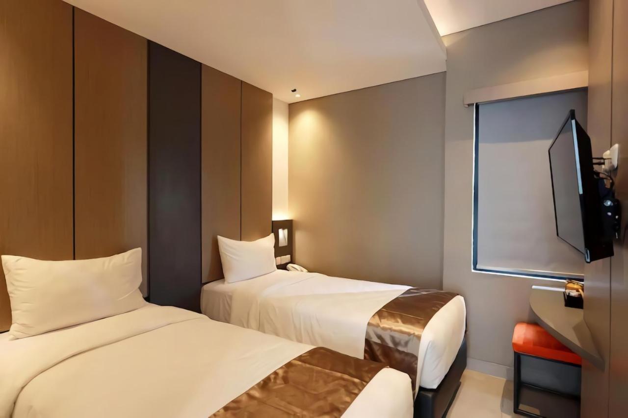 Hayo Hotel Palembang Exterior photo